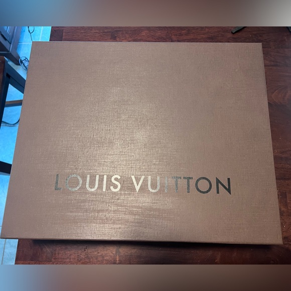 Louis Vuitton bundle. Shopping bag, box and dust bag. Measurements pictured. - Picture 7 of 16